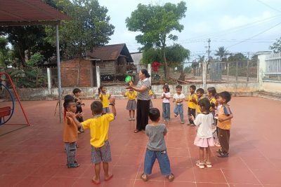 Hình ảnh tổ chức hoạt động ngoài trời của trẻ